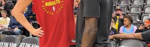 开云官网-夺冠老队友！约基奇和杰夫·格林赛前寒暄许久