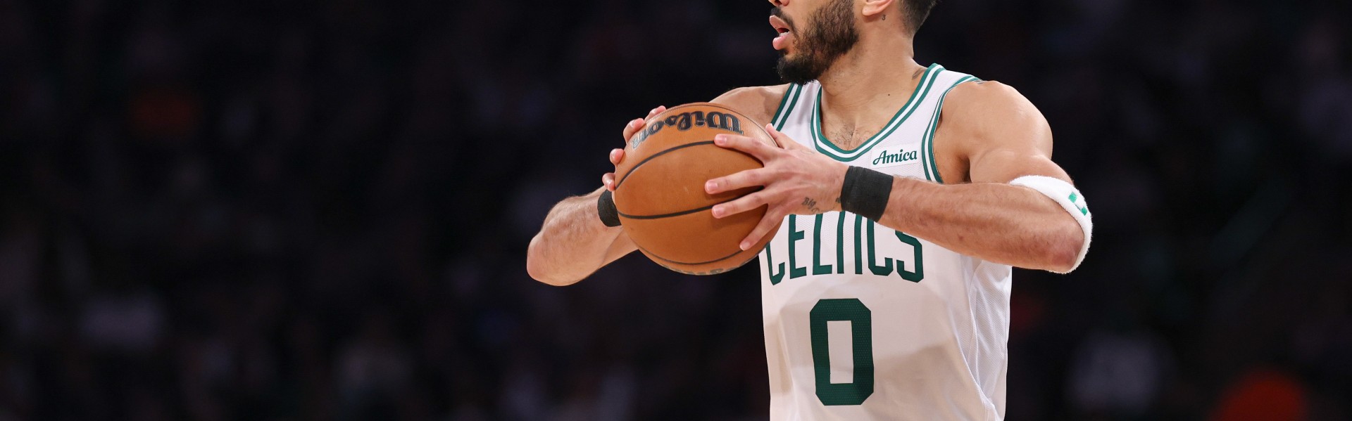 开云-外线没谱！塔图姆半场14投4中拿到10分3板 三分10中2