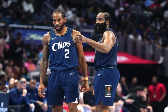 1729221338536047611.jpg usa-la-clippers-forward-kawhi-leonard-2-and-guard-james-harden-1-talk-during-their-game-against-the-new-orleans-pelicans-in-the-second-half-at-cryptocom-arena.jpg